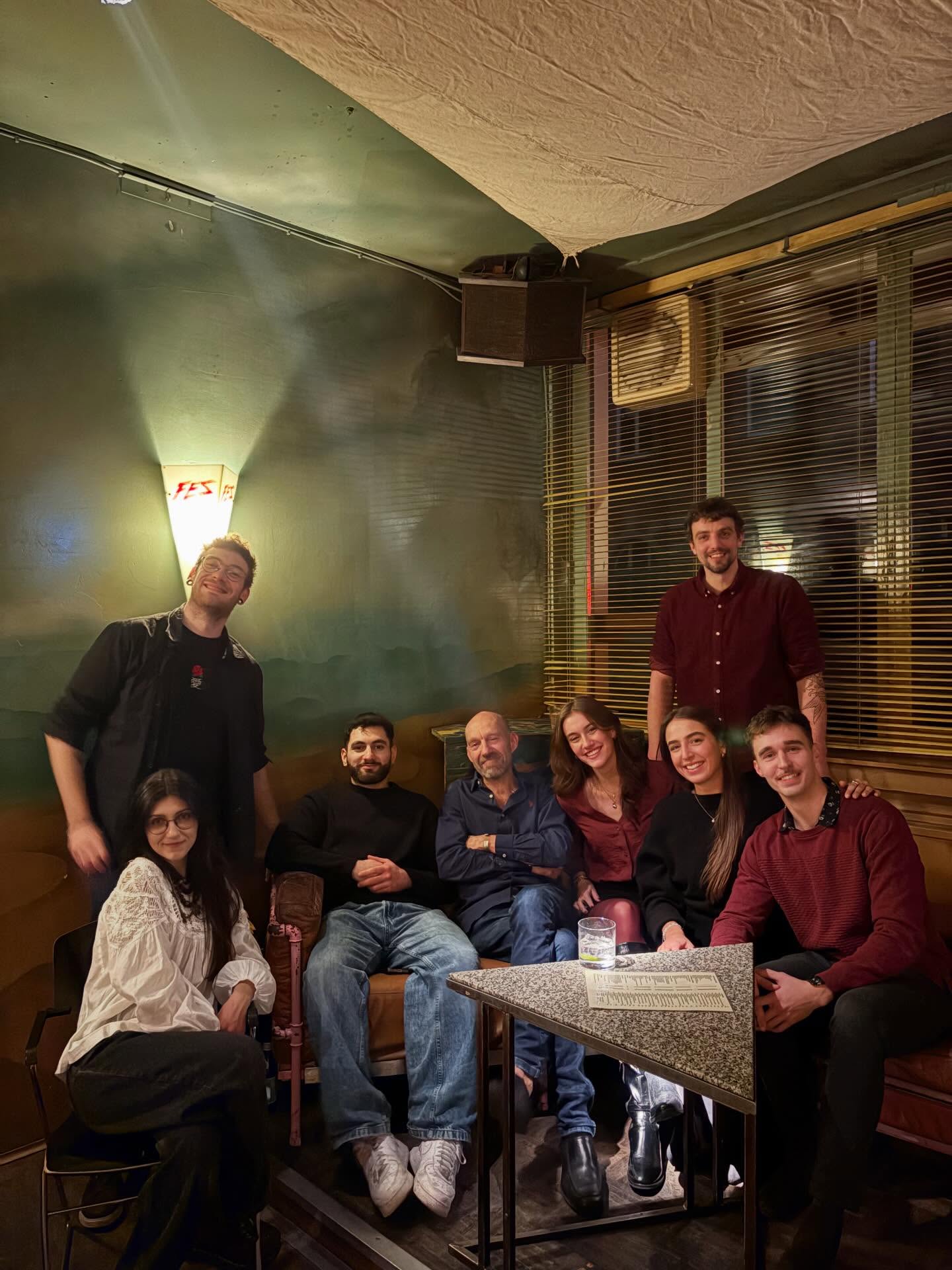 Das FES-Team zusammen auf den Ledersofas in der Bar.