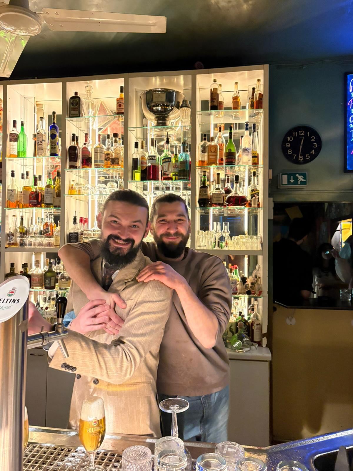 Zwei Mitglieder des FES-Teams zusammen hinter der Bar.